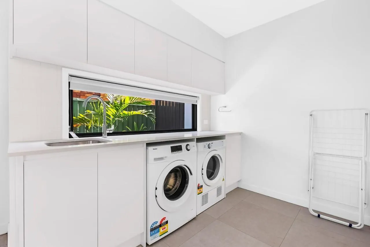 New 3Br Burleigh Beach Townhome With Private Rooftop! Gold Coast